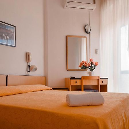 Hotel Admiral Pinarella Esterno foto