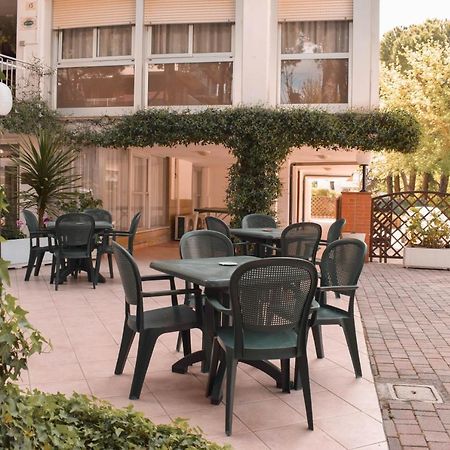 Hotel Admiral Pinarella Esterno foto