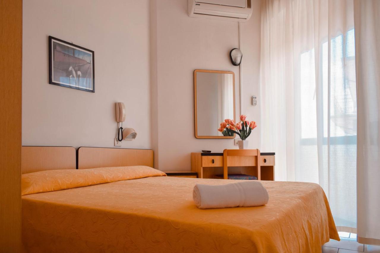 Hotel Admiral Pinarella Esterno foto