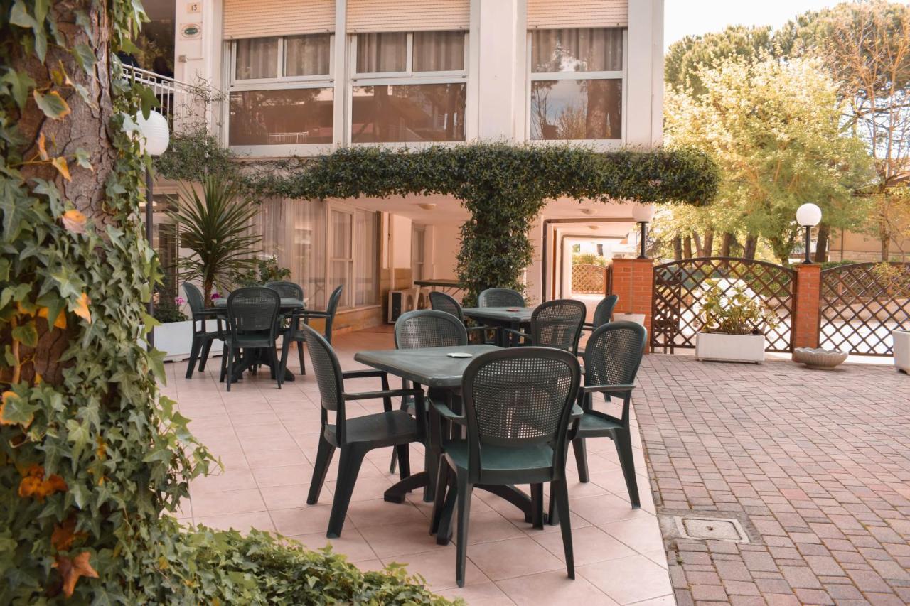 Hotel Admiral Pinarella Esterno foto
