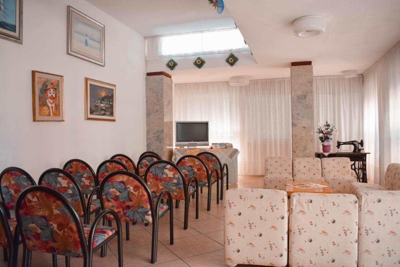 Hotel Admiral Pinarella Esterno foto