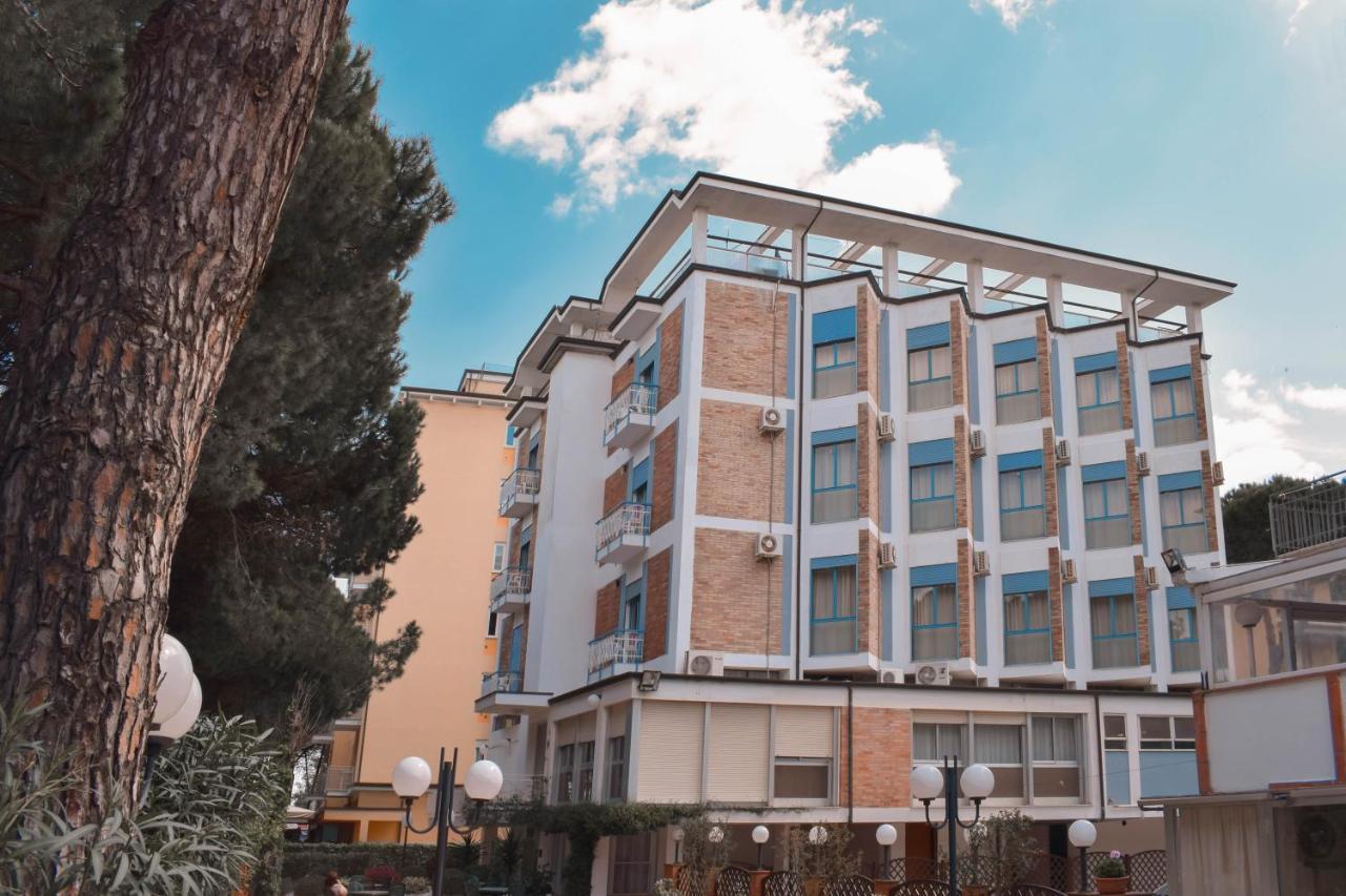 Hotel Admiral Pinarella Esterno foto