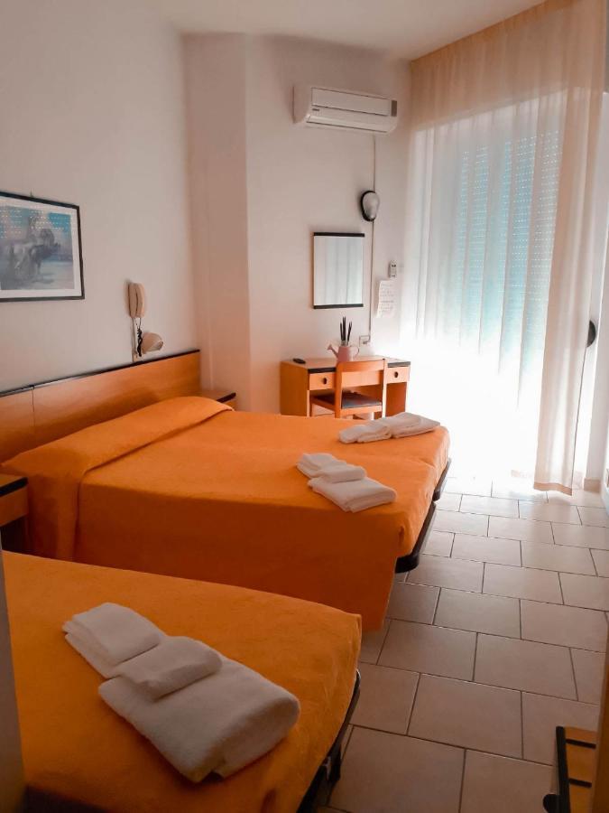 Hotel Admiral Pinarella Esterno foto