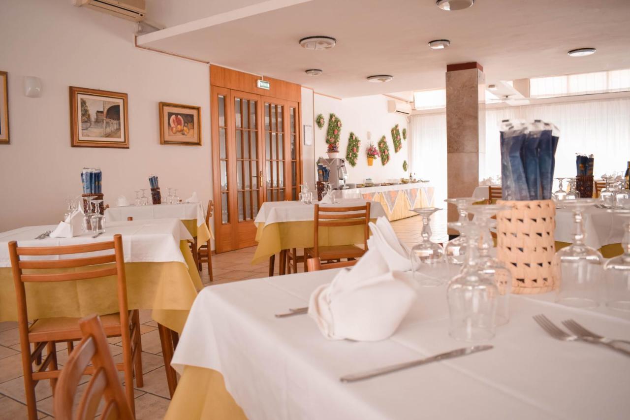 Hotel Admiral Pinarella Esterno foto