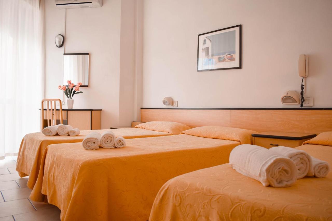 Hotel Admiral Pinarella Esterno foto