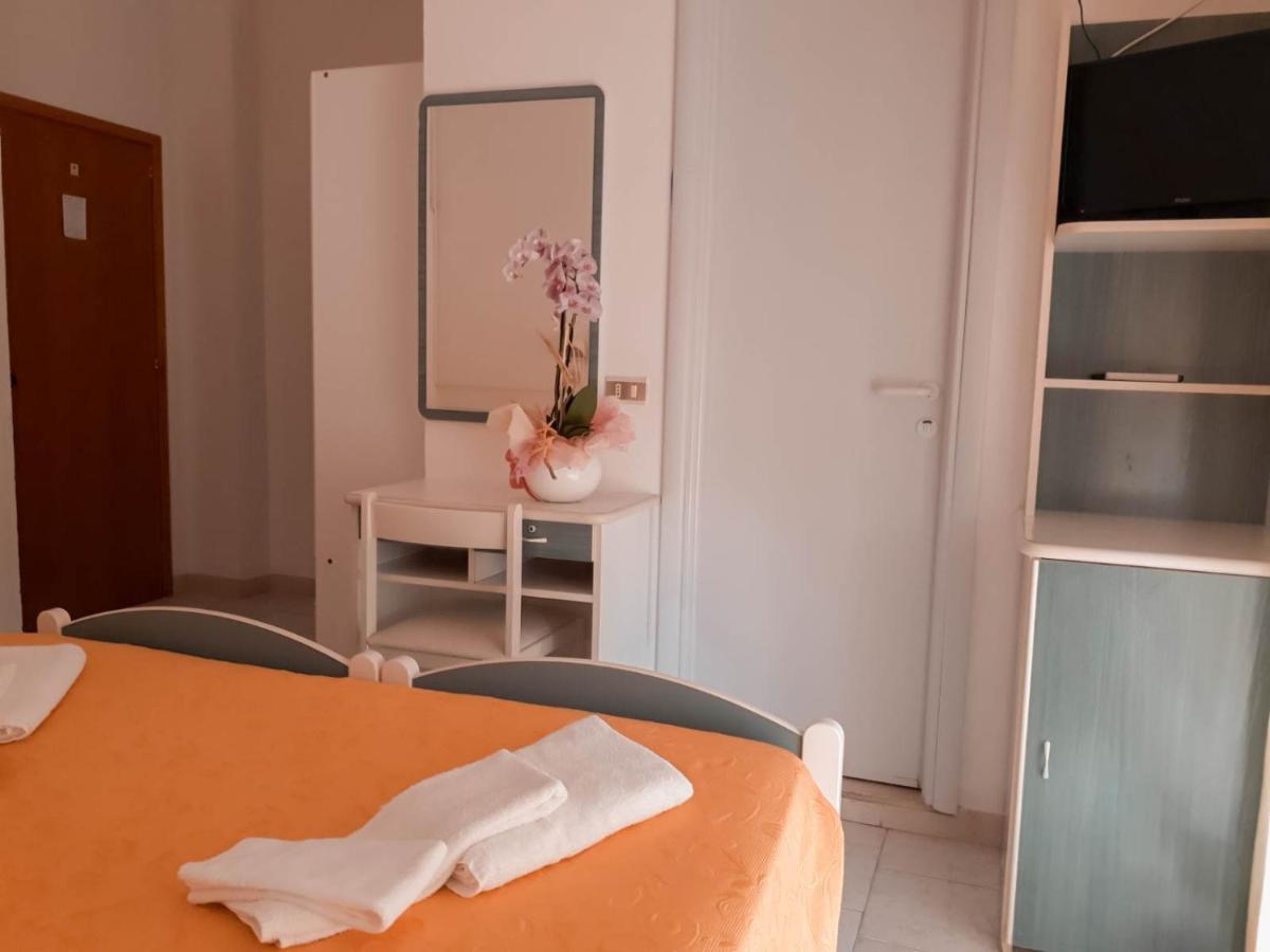 Hotel Admiral Pinarella Esterno foto