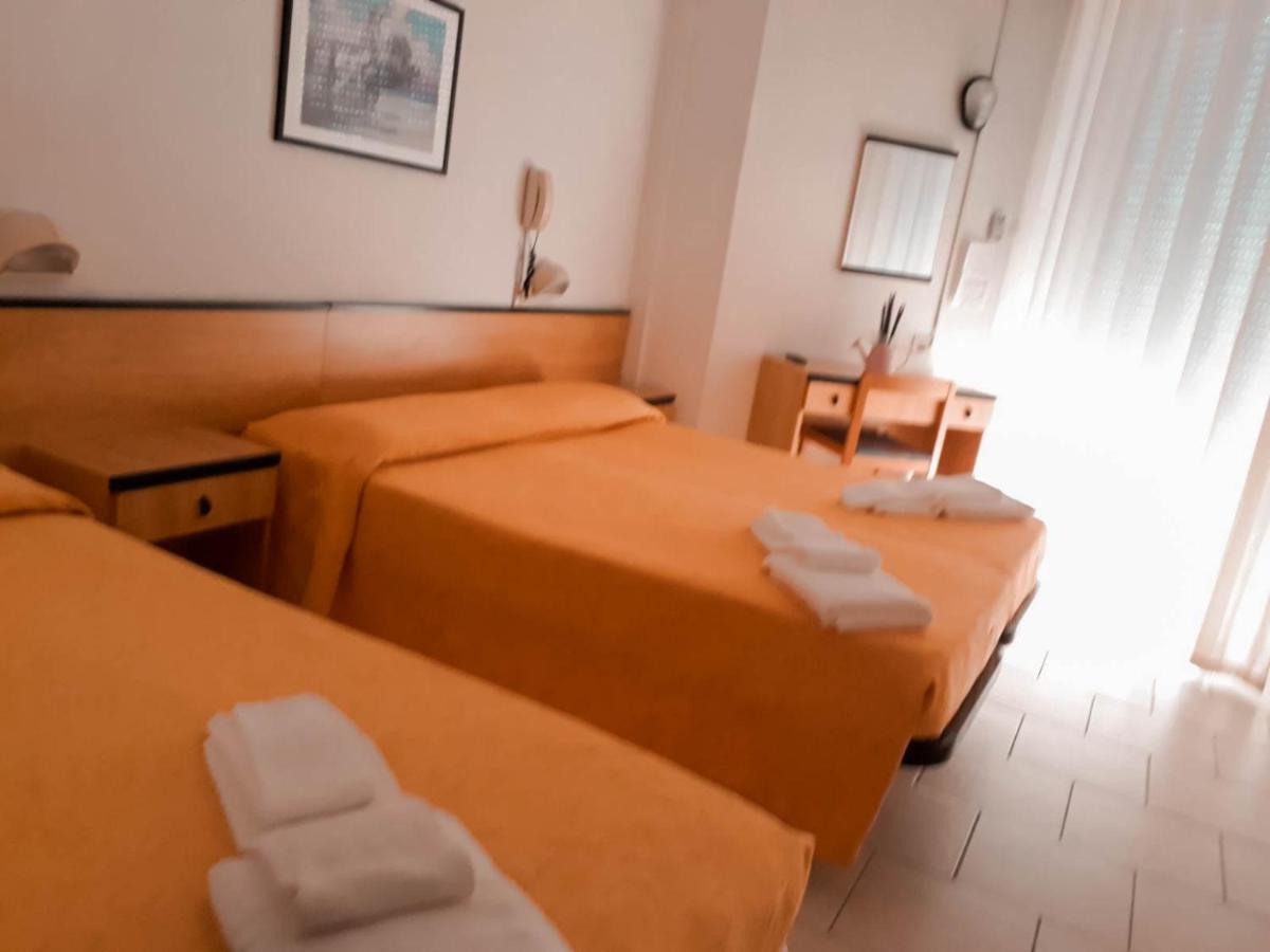 Hotel Admiral Pinarella Esterno foto