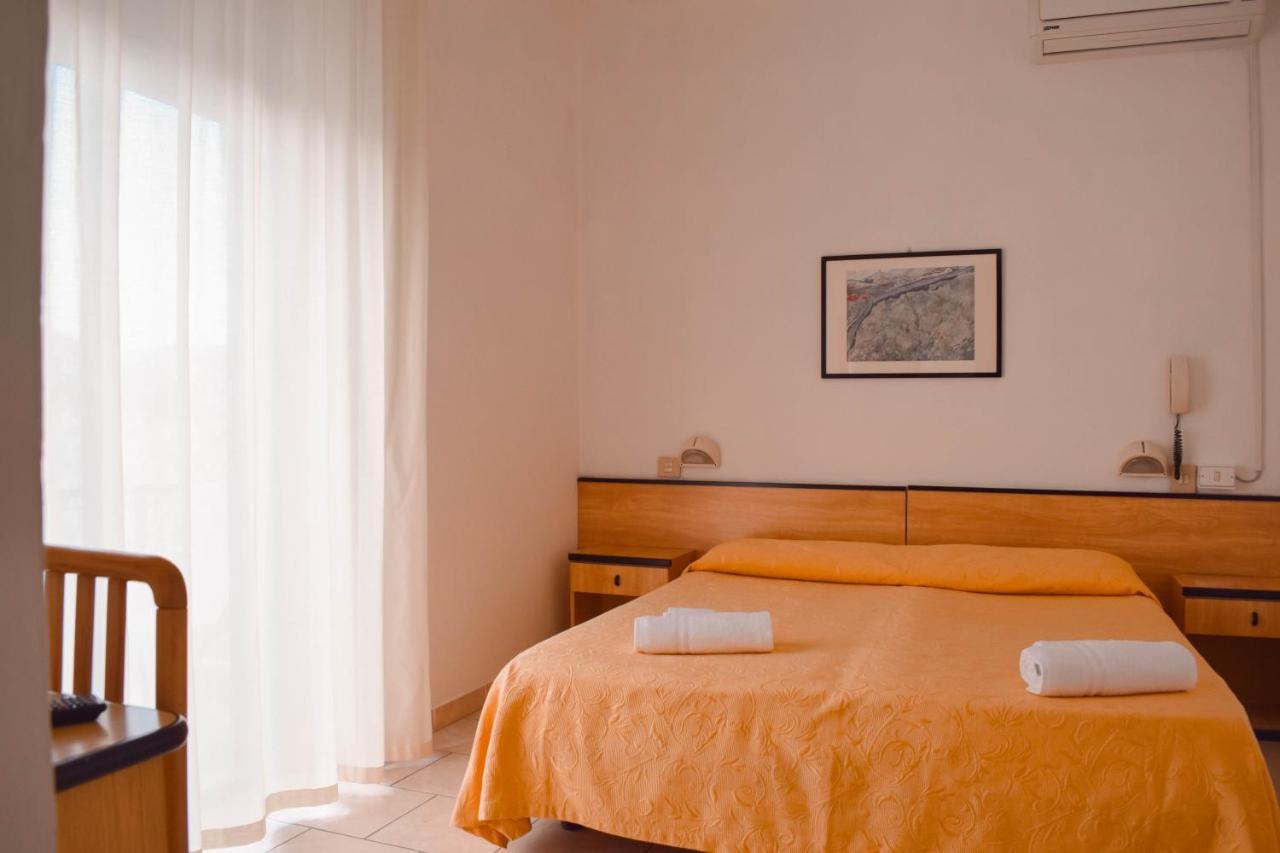 Hotel Admiral Pinarella Esterno foto