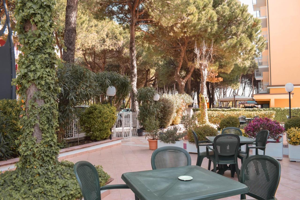 Hotel Admiral Pinarella Esterno foto