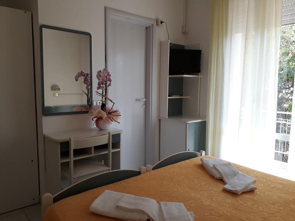 Hotel Admiral Pinarella Esterno foto