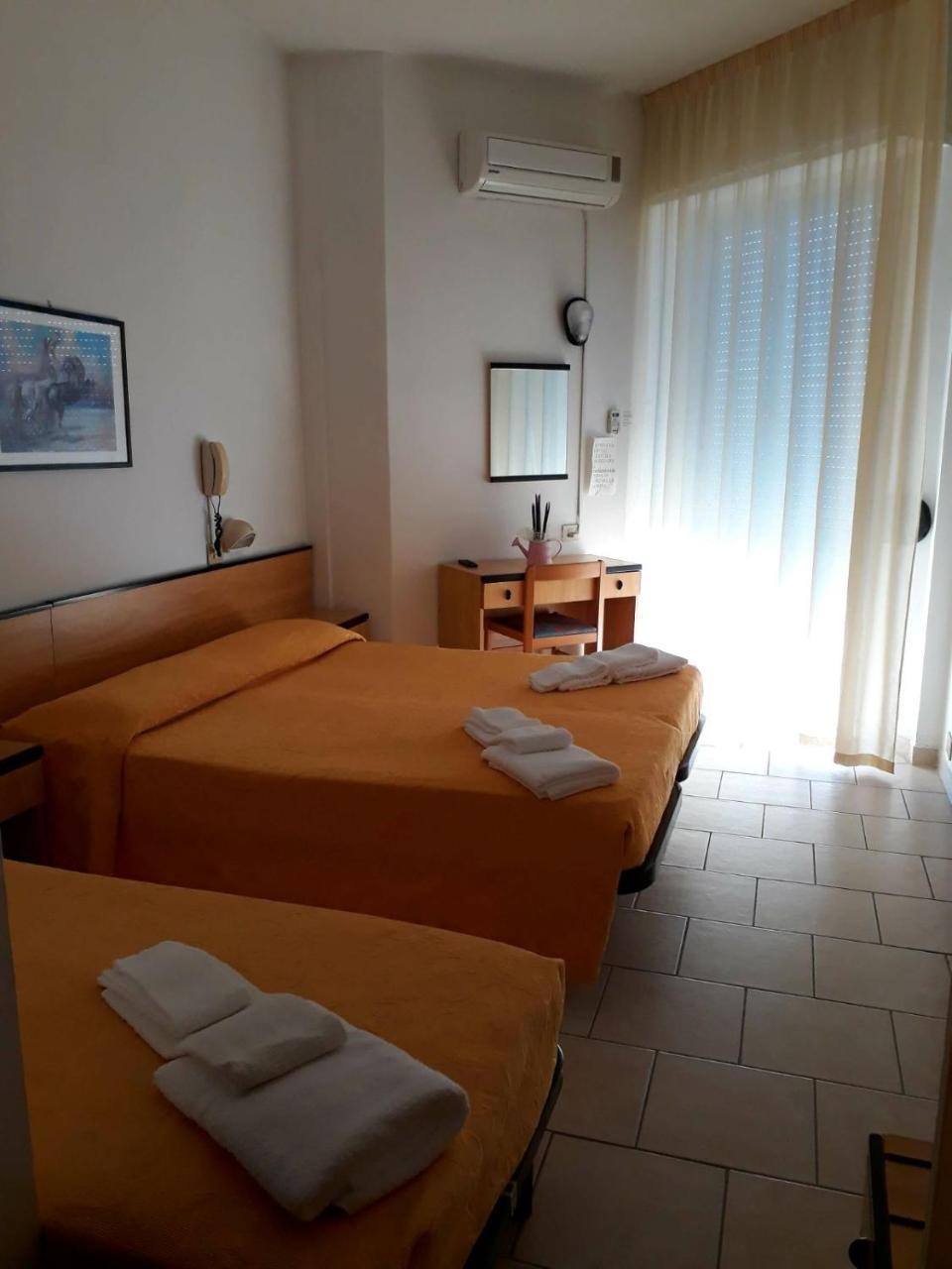 Hotel Admiral Pinarella Esterno foto