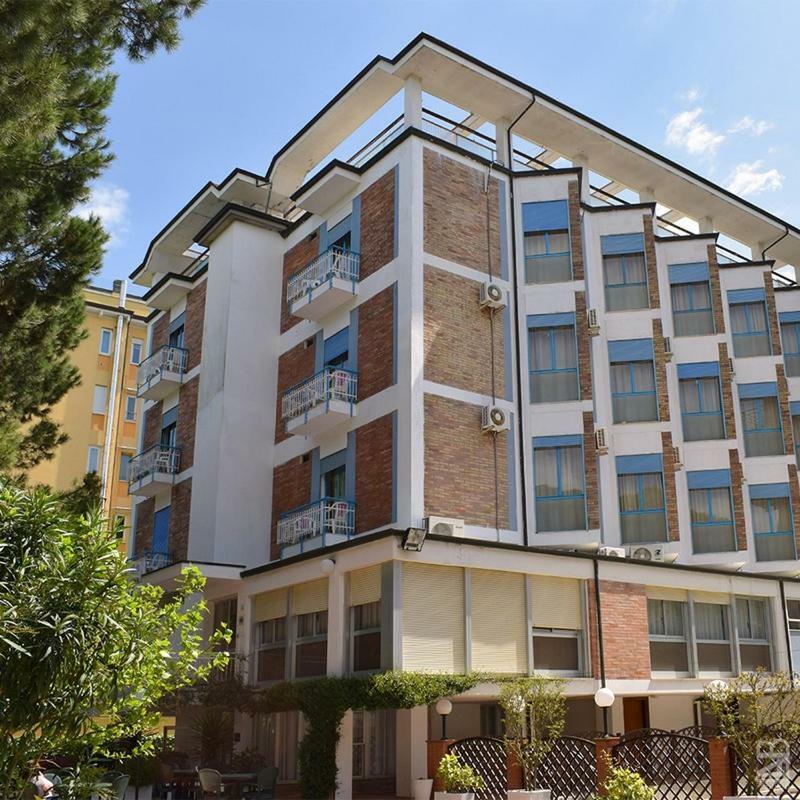 Hotel Admiral Pinarella Esterno foto